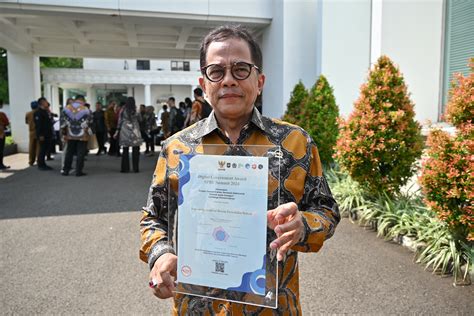 Setjen Dpr Ri Terima Digital Government Award Dari Presiden Ri Dalam