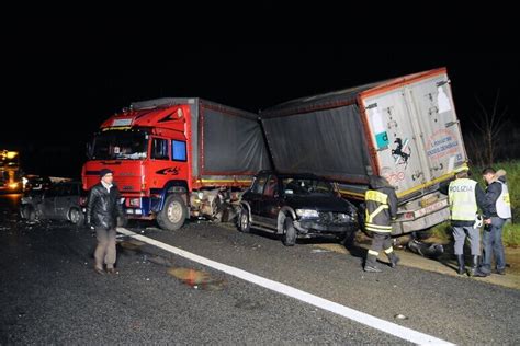 Incidenti Stradali Camion Tampona Due Auto Su A Un Morto