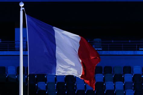 Info CNEWS : Emmanuel Macron a changé la couleur du drapeau français