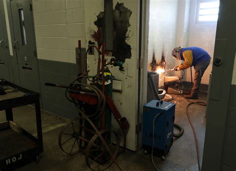Louisville Metro Dept. of Corrections officers criticize workplace