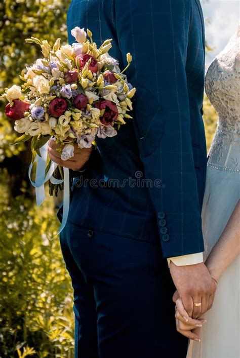 Ramo Hermoso De La Boda En Las Manos De La Novia Imagen De Archivo