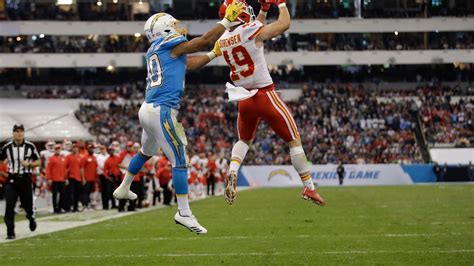 Mahomes Chiefs Hold Off Chargers 24 17 In Mexico City