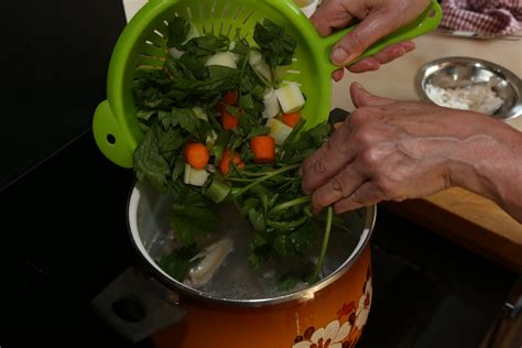 Ravioles de foie gras bouillon thai et perles dœuf basse température