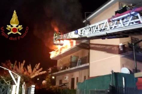 Casal Del Marmo Rivolta Rientrata Due Celle Incendiate Inagibile La