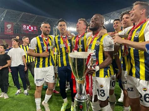 Fenerbahçe 5 yıldızlı formalarla seremoniye çıktı Anatolya