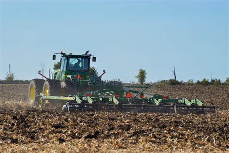 John Deere Tracteur Tirant Un Cavalier John Deere Image Stock