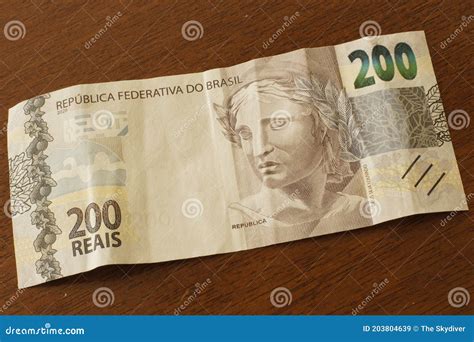 Nova Nota De 200 Reais Brasileiros Sobre Uma Mesa Imagem De Stock