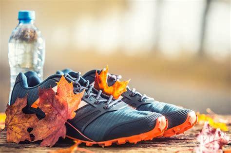 Par De Zapatos Deportivos Azules Y Agua Colocada Sobre Una Tabla De