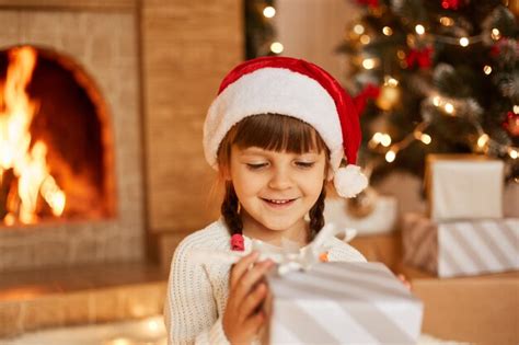 Filmación en interiores de niña feliz positiva con suéter blanco y