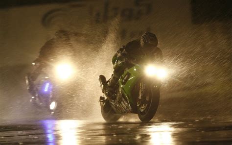 C Mo Equiparse Para Conducir La Moto Con Lluvia Y Niebla Motospaco