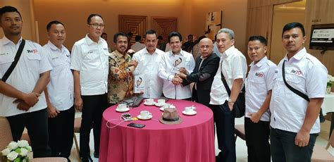 Wakil Rektor Unand Dan Unp Terima Buku Jadul Kinanti Jokowi