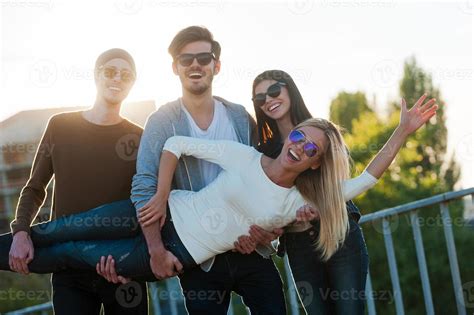 Simplemente Pasándolo Bien Grupo De Jóvenes Alegres Divirtiéndose Y