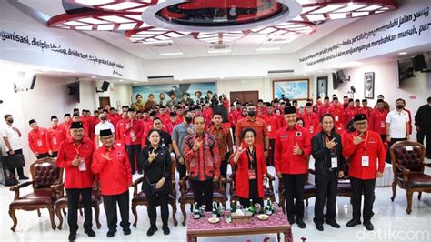 Jokowi Megawati Dan Ganjar Kompak Salam Metal Di Rakernas Pdip