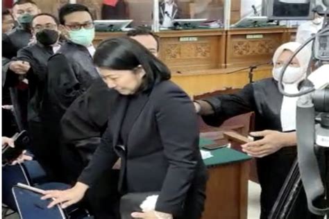 Putri Candrawathi Menangis Setelah Bersaksi Soal Dugaan Pelecehan