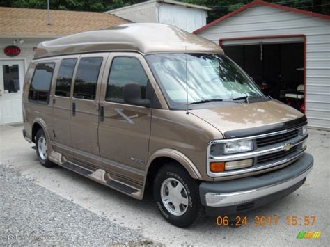 Light Autumnwood Metallic 2000 Chevrolet Express G1500 Passenger