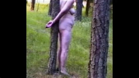 Amy MILF mature menottée nue à un arbre xHamster