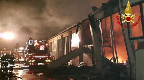 Casalgrande Incendio Devasta Azienda Di Abbigliamento Next Stop Reggio