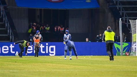 Proteste Bei Zweitliga Topspiel Hsv Schl Gt Hertha Nach Min Tiger