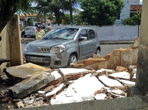 G Carro Derruba Muro Ap S Colidir Outro Ve Culo Em Cruzamento Na