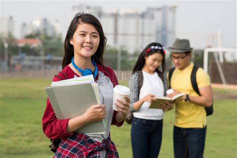 拿着课本喝咖啡的女大学生高清图片下载 正版图片502666144 摄图网