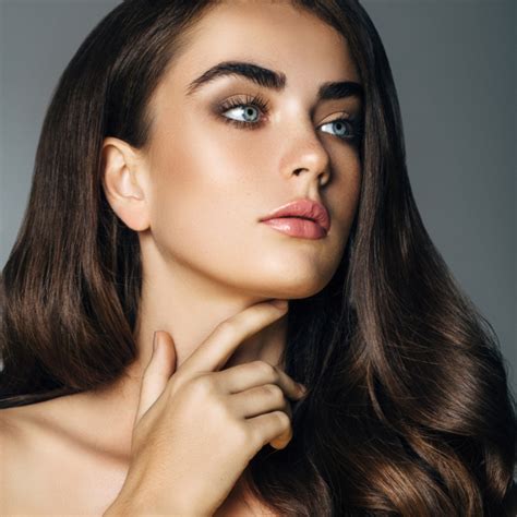 Expensive brunette Η τάση στα μαλλιά που χαρίζει μια chic ακριβή