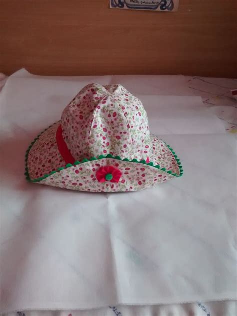 Un Sombrero De Hecho De Ropa Para Llevar En El Bolso Puede Ser Muy