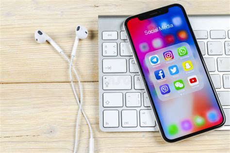 Iphone X De Apple Con Los Iconos Del Medios Facebook Social Instagram