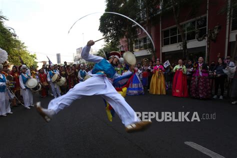 Parade Surabaya Cross Culture International Folk Art Festival