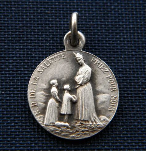 PETITE MÉDAILLE RELIGIEUSE Ancienne de Notre Dame de La Salette Medal