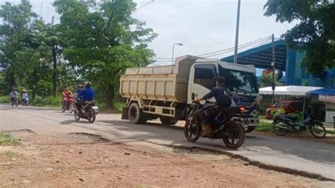 Truk Pengangkut Tanah Lalu Lalang Di Batu Aji Sagulung Pengguna Jalan