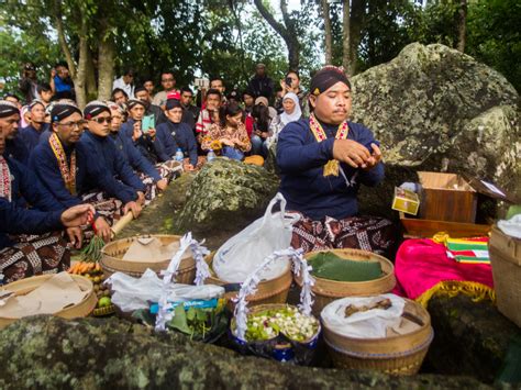 7 Sesajen yang Biasa Digunakan Masyarakat Indonesia dan Makna di Baliknya!