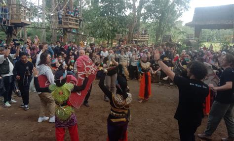 Wisata Pasar Budaya Racah Mampulang Kedatangan Puluhan Mahasiswa Dari