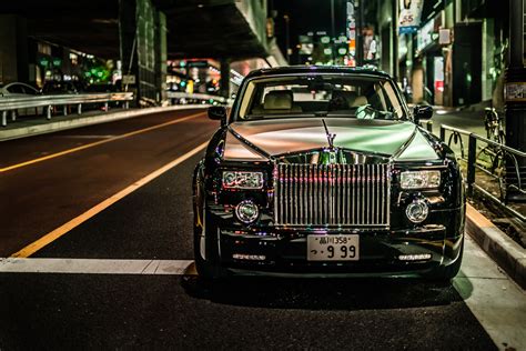 デスクトップ壁紙 車両 自動車デザイン ロールスロイスファントム 高級車 通り フルサイズの車 ロイスファントムクーデター 自動車外装 セダン 夜 クラシック