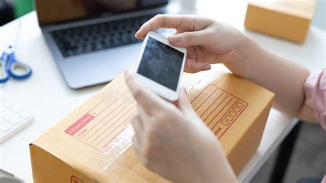 Jovem Fotografando Uma Caixa Postal Um Telefone Celular Ou Selfie