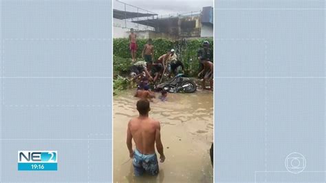 Motociclista Tenta Passar Por Avenida Alagada Por Chuvas Cai Em Canal