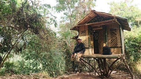 Sendirian Membuat Shelter Bambu Di Hutan Untuk Berkemah Yang Nyaman