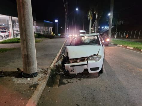 Em Guaxup Motorista Fica Ferido Ap S Perder O Controle Do Carro E