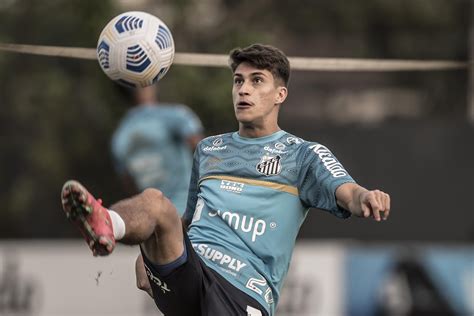 Pirani comemora bons números em primeira temporada pelo Santos