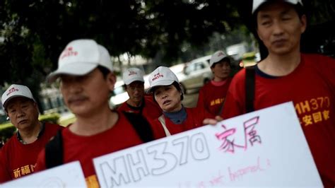 Familiares chinos protestan en Malasia por avión desaparecido