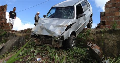 G Carro Derruba Muro Ap S Motorista Sobrar Em Curva Em Jo O Pessoa