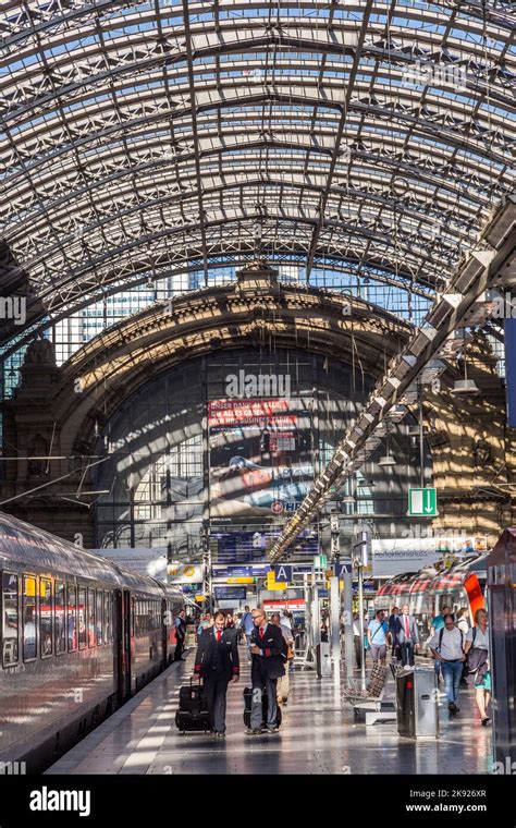 FRANKFURT, DEUTSCHLAND - 30. AUG 2016: Am Frankfurter Bahnhof kommen ...