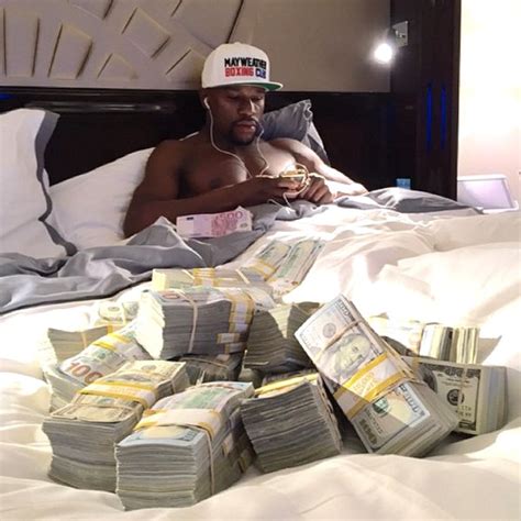 Floyd Mayweather Lies In Bed With Giant Amount Of Cash—see Pic