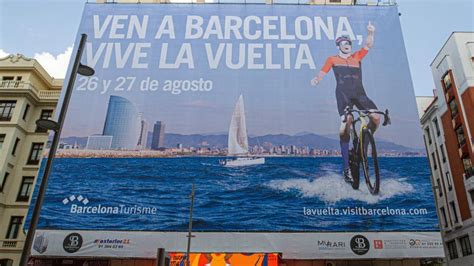 Barcelona promociona la Vuelta ciclista amb una gran lona a la Gran Vía