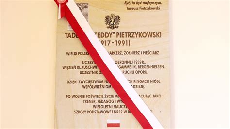 Tadeusz Teddy Pietrzykowski Upami Tniony Tablic W Bielskiej Szkole