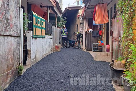 Foto Proses Pengaspalan Di Gang Sempit Gandaria Utara