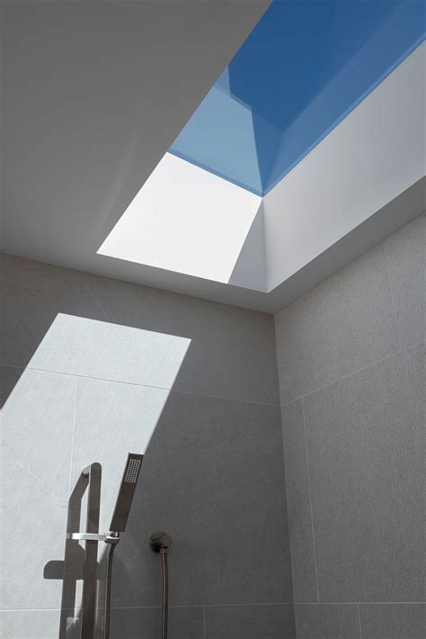 Bathroom Skylight Tips | Salle de bain en béton, Projet