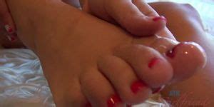 Kelly Bell Strips And Rubs Her Bald Pussy Porn Videos