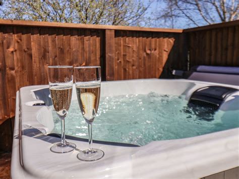 Relax And Unwind Self Catering Lodges With Hot Tubs Hot Tub Cottages Hot Tub Lodges And Log