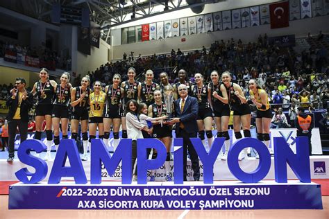 Kadınlar AXA Sigorta Kupa Voleyde Madalya Kupa ve Ödüller Sahiplerini