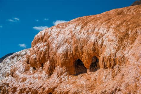 La Corriente Del Agua Mineral Cubri La Cuesta Con Los Dep Sitos Del